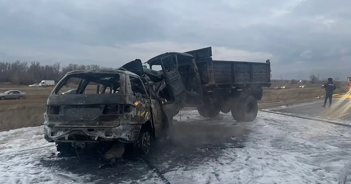 Ақтөбеде екі көлік соқтығысып, екі адам тірідей өртеніп кетті