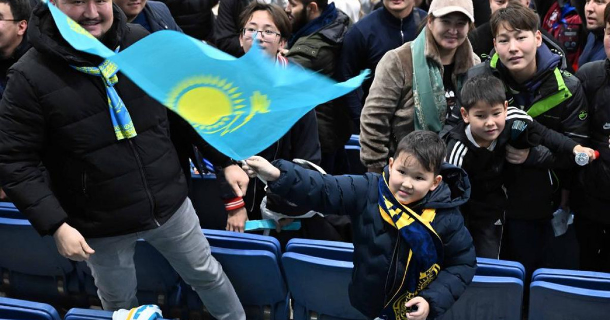 Қасым-Жомарт Тоқаев футболда өзінің мойынорағышын кішкентай балаға берді