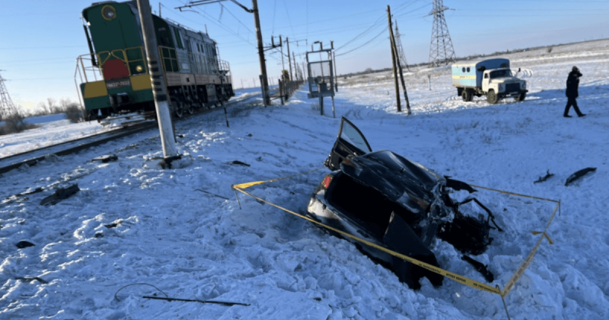 Ақмола облысында электровоз бен автокөлік соқтығысып, 1 адам көз жұмды