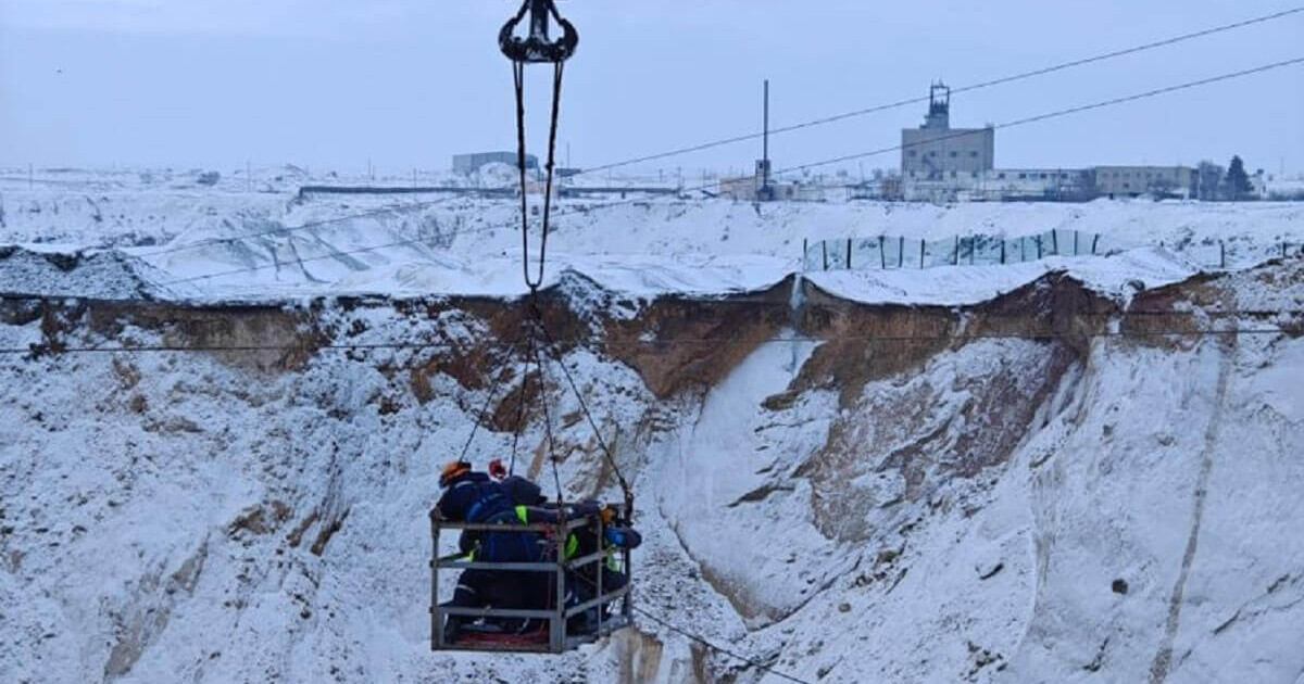 Майқайың шұңқырына құлап кеткен автобус пен 2 адам әлі табылмай жатыр