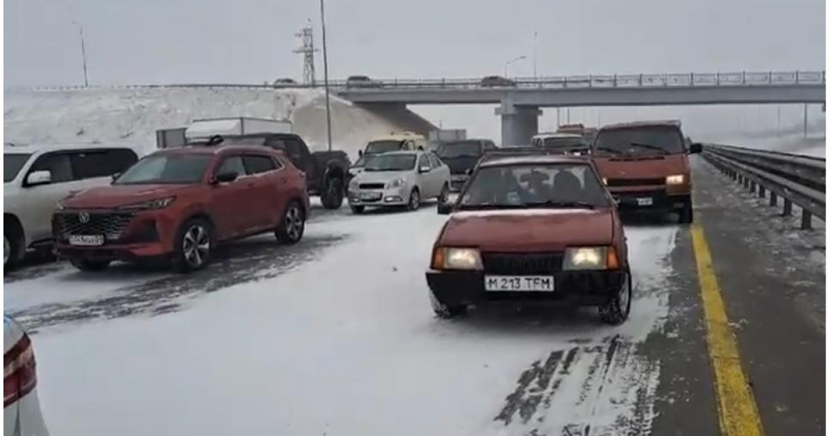 Қарағанды-Теміртау тасжолында апат болып, 300 көлік кептеліп қалды