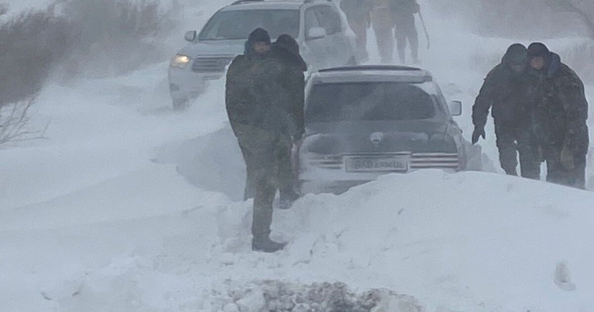 Қазақстанның 13 өңірінде жол жабылып, төрт мыңнан астам көлік жүре алмай тұр