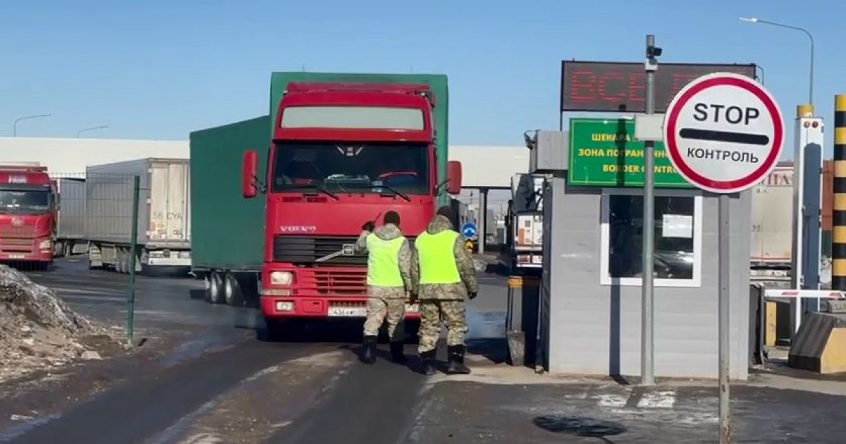 Ресеймен шекарадағы «Сырым» бекетінде жүк көліктері кептелісте тұр