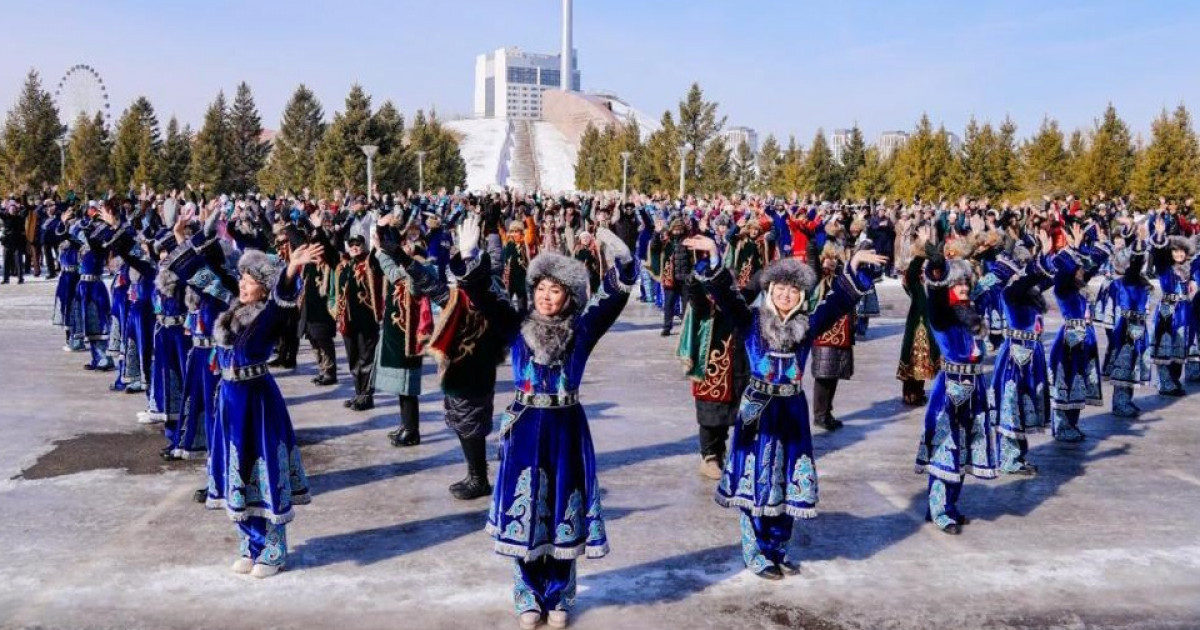 Астанада 500-ден астам мәдениет қызметкері ұлттық киіммен флешмобқа шықты