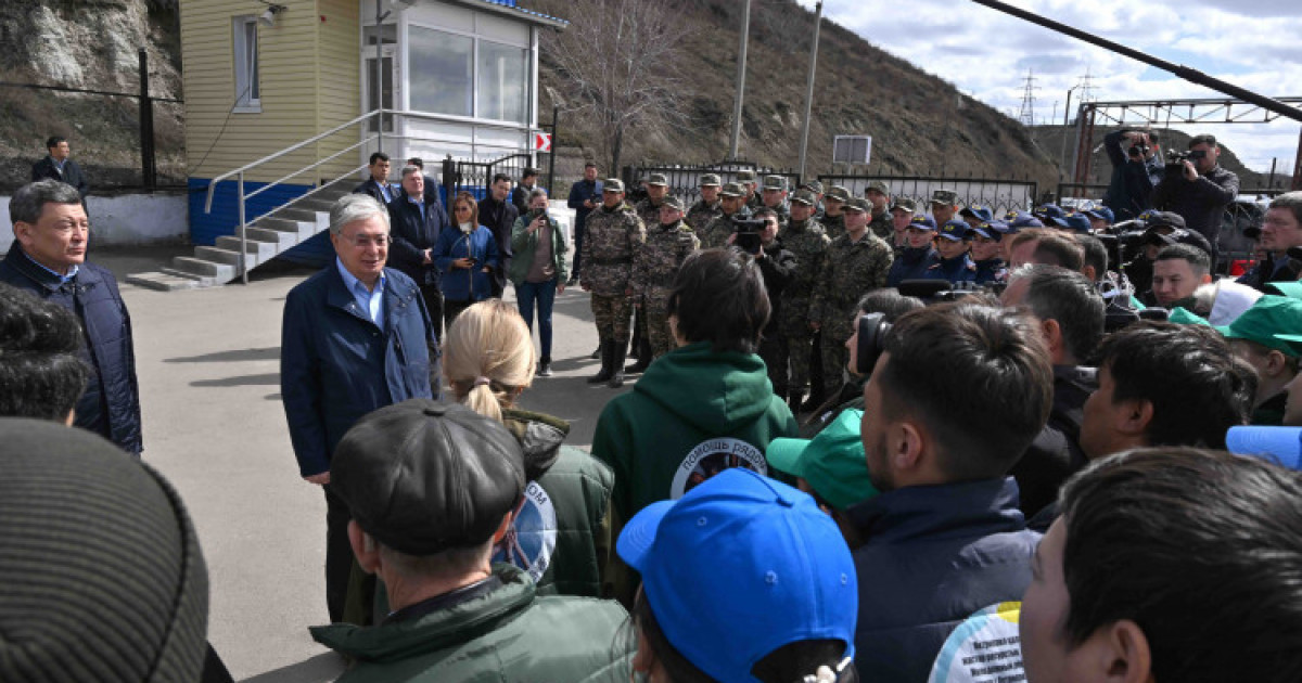 Президент СҚО-да құтқарушылар, еріктілер және кәсіпкерлермен кездесті