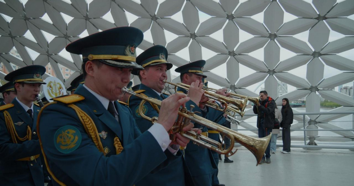 Астанада әскери оркестр қала тұрғындарының алдында өнер көрсетті