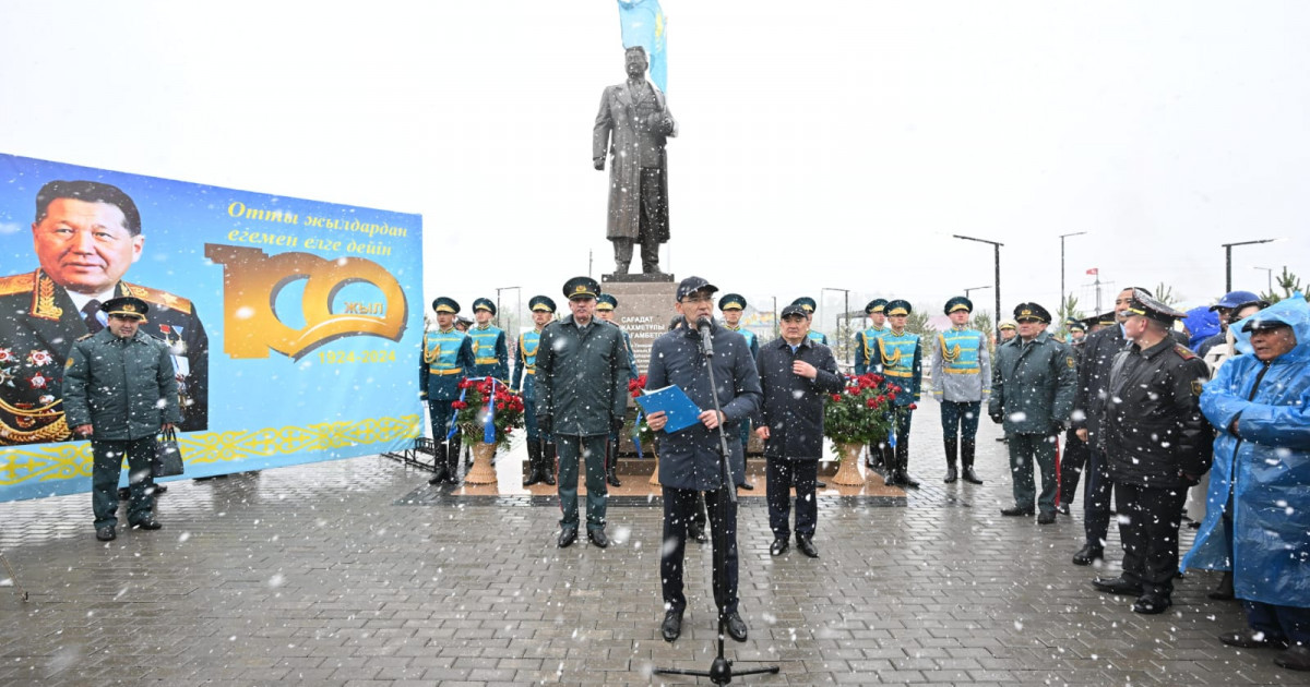 Мәулен Әшімбаев Сағадат Нұрмағамбетов ескерткішінің ашылу рәсіміне қатысты