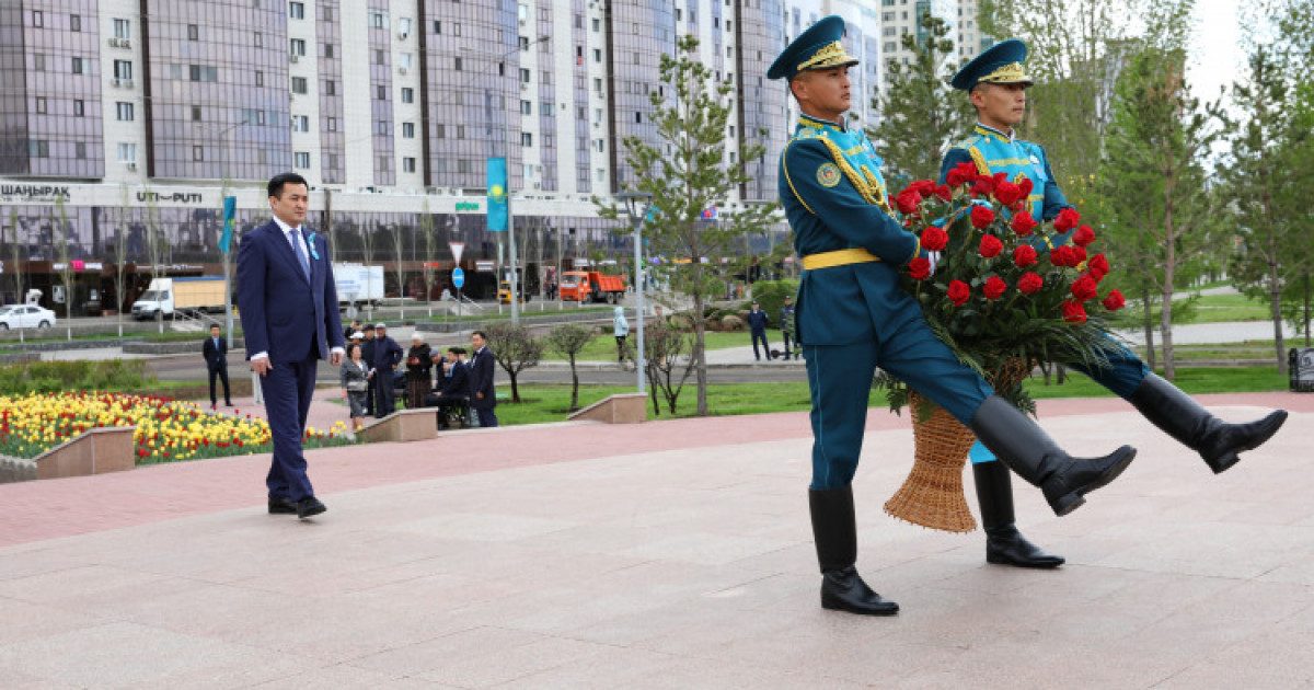 Президент Әкімшілігінің басшысы Айбек Дәдебаев Бауыржан Момышұлының ескерткішіне гүл шоғын қойды