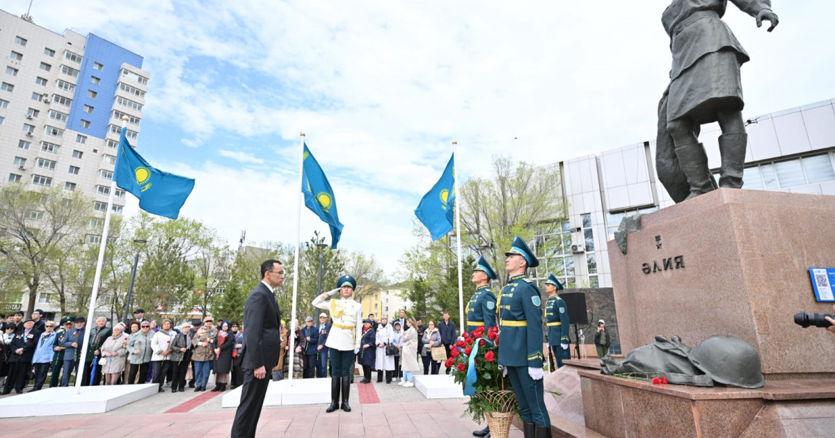 Сенат Төрағасы Әлия Молдағұлованың ескерткішіне гүл шоғын қойды