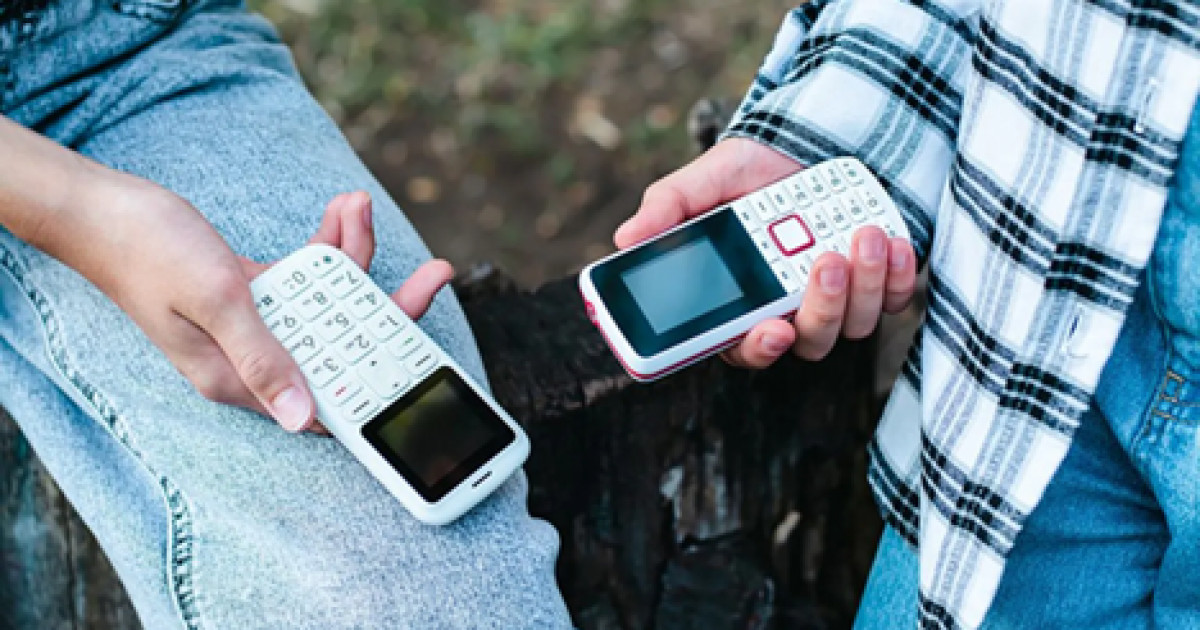 10 жасөспірім не себепті смартфоннан бас тартып, «кірпіш телефон» ұстаған?