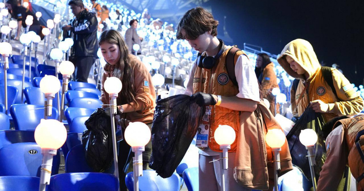 Димаштың жанкүйерлері концерттен кейін стадионды қоқыстан тазартты