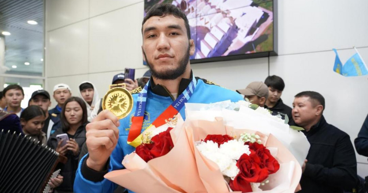 Әлем чемпионы атанған Ризабек Айтмұханды жанкүйерлер әуежайдан күтіп алды