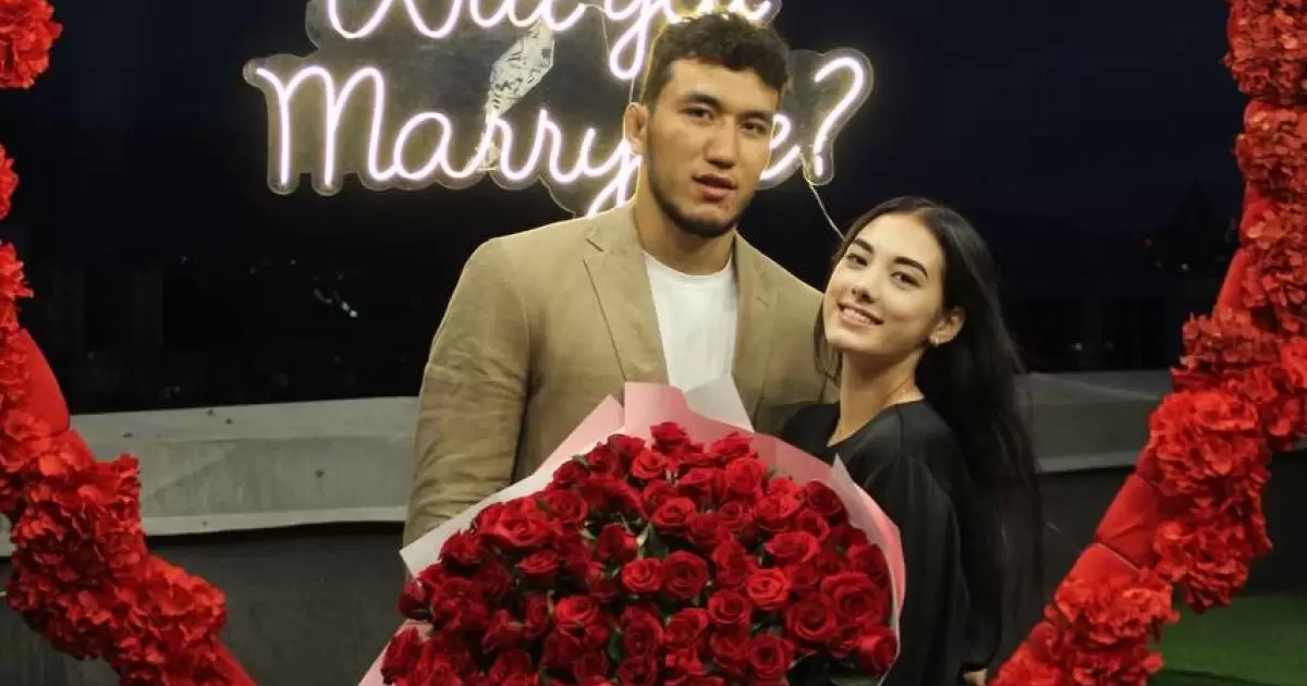 Әлем чемпионы Ризабек Айтмұхан сүйіктісіне ұсыныс жасады (видео)