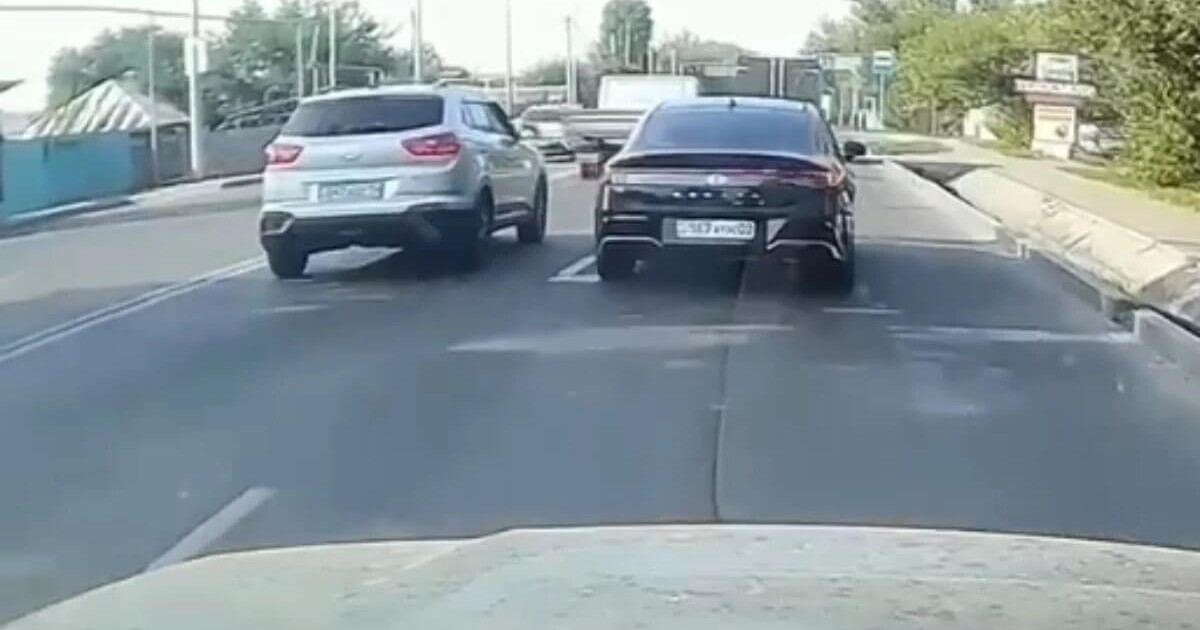 Алматыда жүргізуші жанында келе жатқан көлікке оқ атты (ВИДЕО)