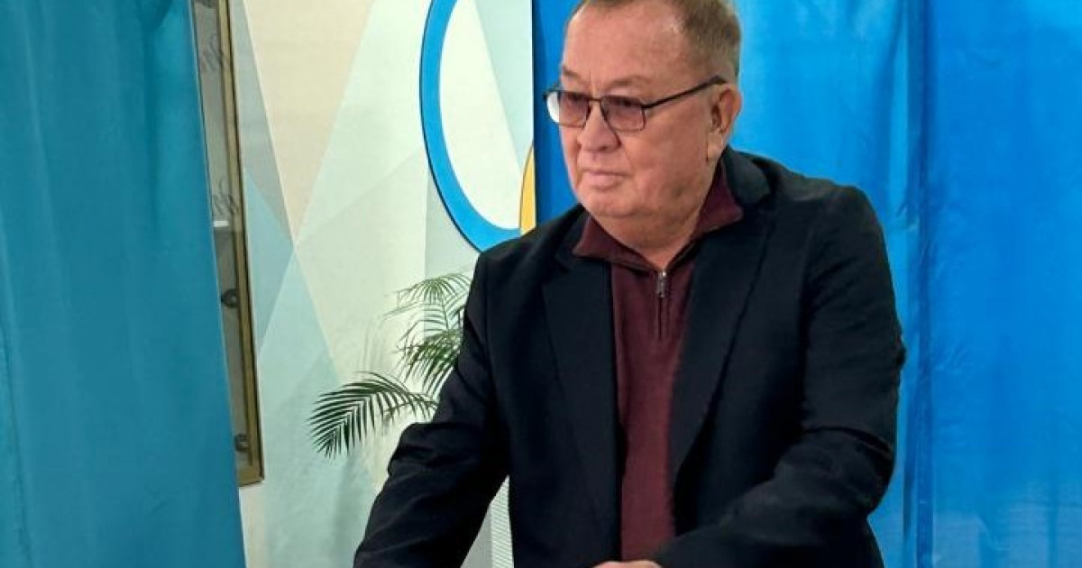 Алтынбек Қоразбаев Алматыдағы дауыс беру учаскесіне келді