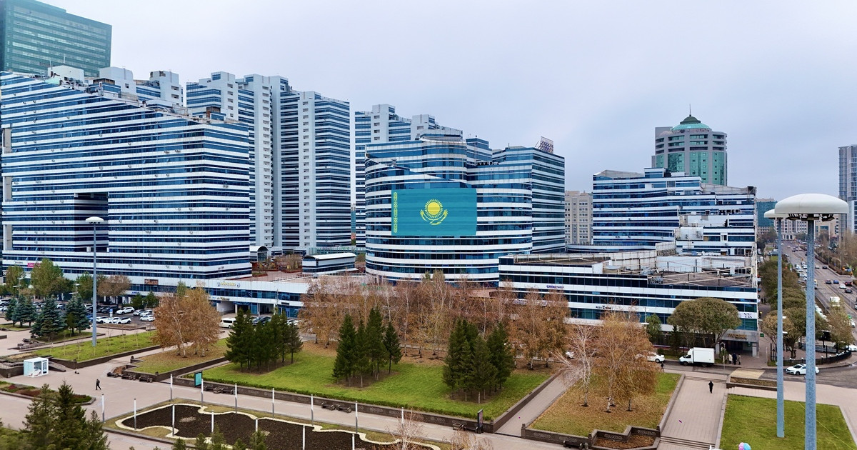 «AMANAT» партиясының белсенділері ғимаратқа ең үлкен Мемлекеттік Ту ілді