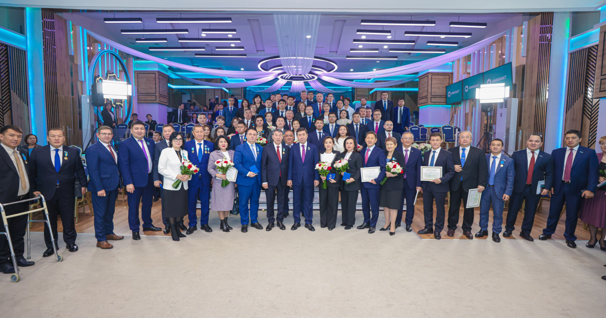 «AMANAT»-та қоғам қайраткерлері мен еңбек адамдарына мемлекеттік және партиялық наградалар табысталды