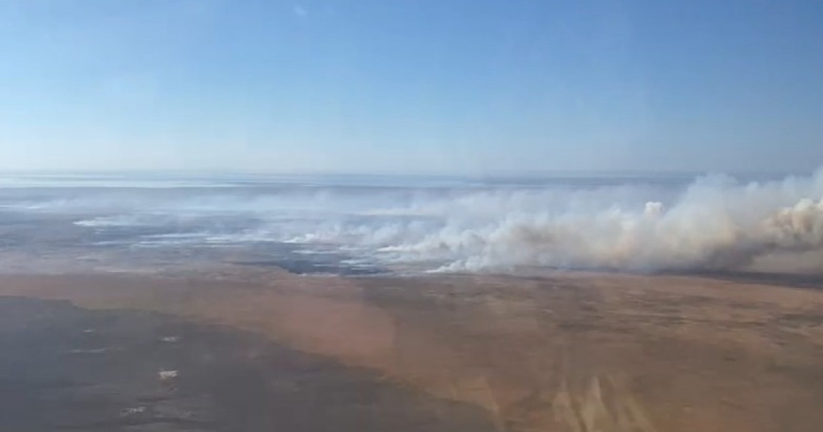 Атырауда қамыс өртеніп жатыр