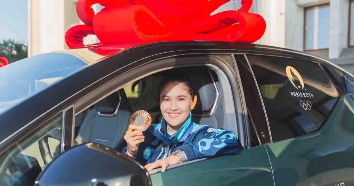 Боксшы Назым Қызайбай сыйға алған көліктерін сатады