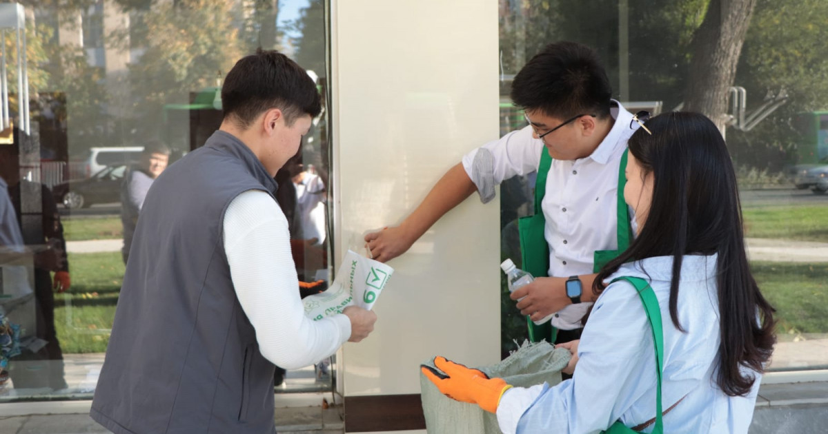 Халықтық штабтың белсенділері үгіт-насихат плакаттарын тазалау акциясын бастады