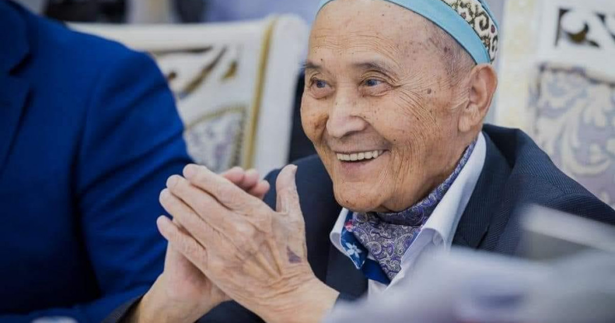 Әкім Тарази референдумға үйінен қатысып, дауыс берді