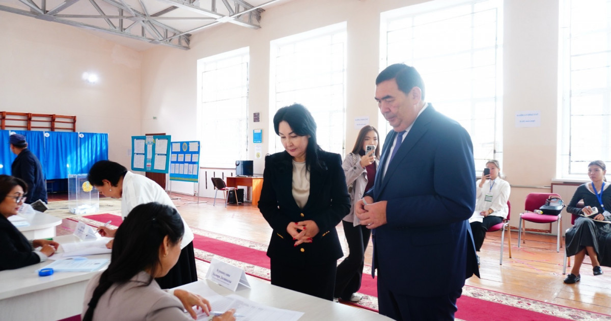 Көне шаһардың басшысы көппен бірге дауыс берді