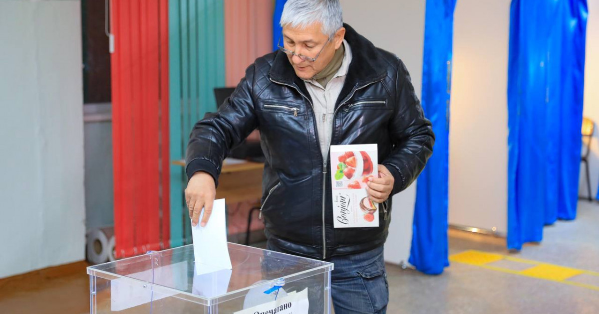 Референдум-2024: Ақтөбеде бірінші болып дауыс берген сайлаушы естелік сыйлық алды