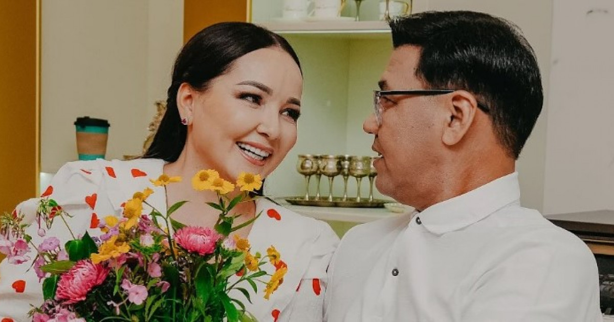 «Ренжіп, сөйлемей қояйын десем, ән айту керек болып қалады»: әнші Жазира Байырбекова отбасылық өмірі туралы айтты