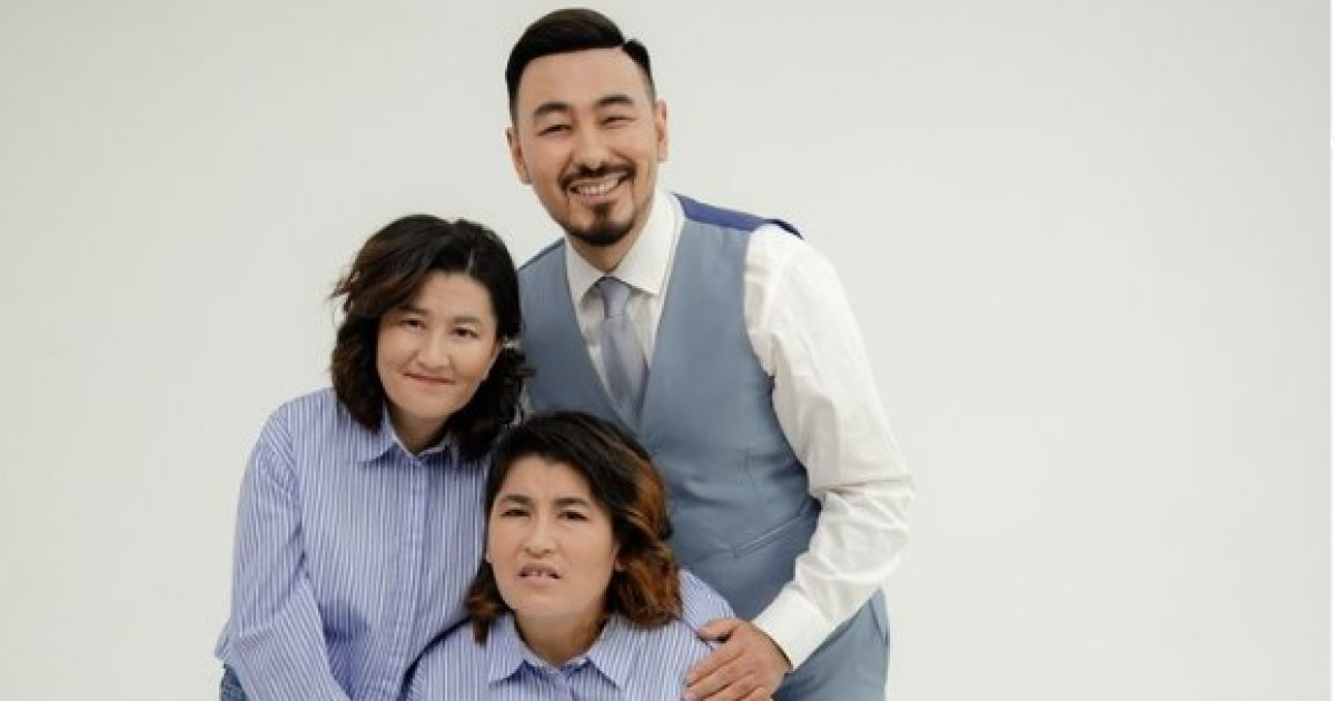 Руслан Өтепбай  ағасы 17 жыл бойы құлдықта ұстаған апалы-сіңлілі қыздармен фотосессия жасады