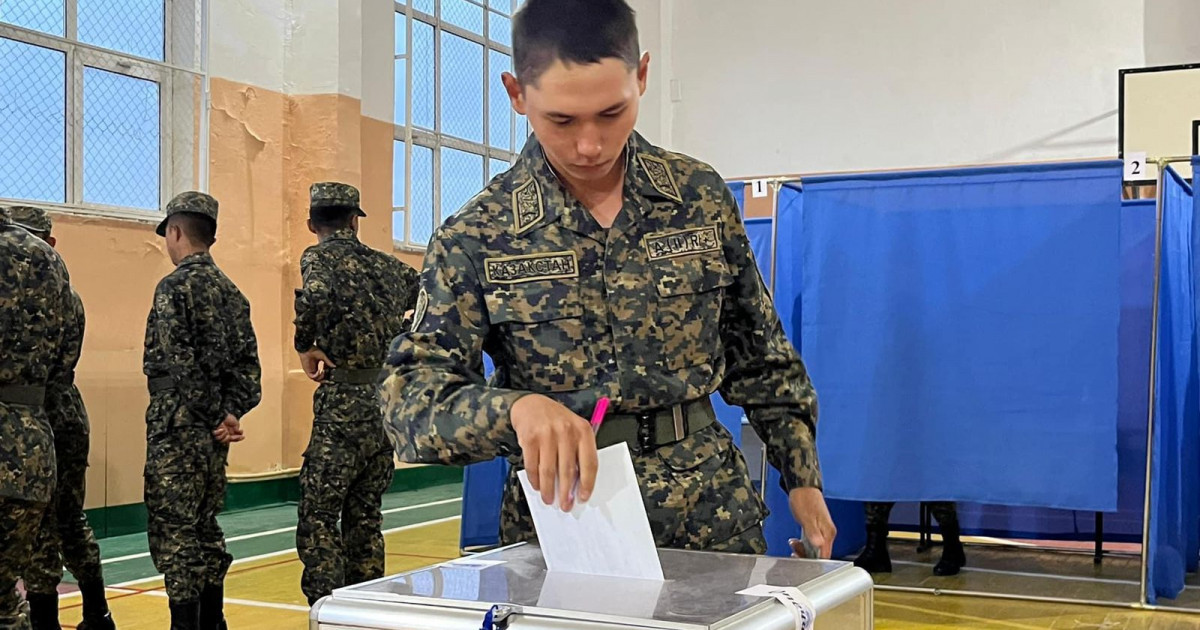 Шымкентте бірінші болып әскери қызметкерлер дауыс берді