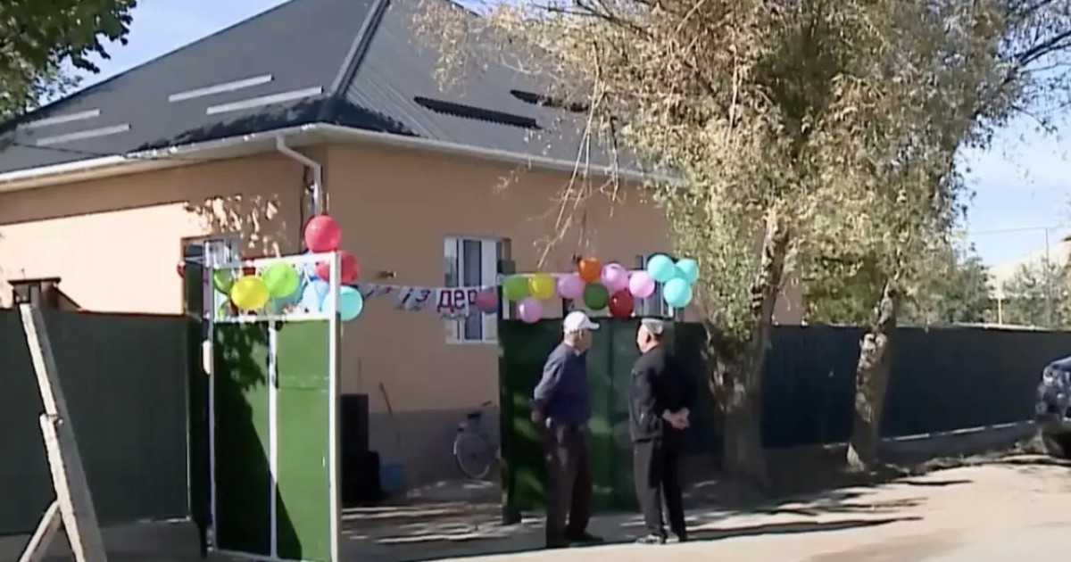 Түркістан облысында үйсіз қалған жалғызбасты анаға ауылдастары баспанасын қайта салып берді