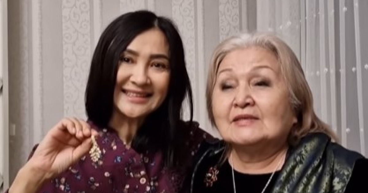 «Жұғысты болсын!»: Халық әртісі Лидия Кәденова Меруерт Түсіпбаеваға сырғасын берді (Видео)