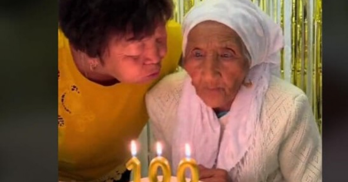 Жүз жасқа толған әже торттағы шамнан қорқып, желі жұлдызына айналды (видео)