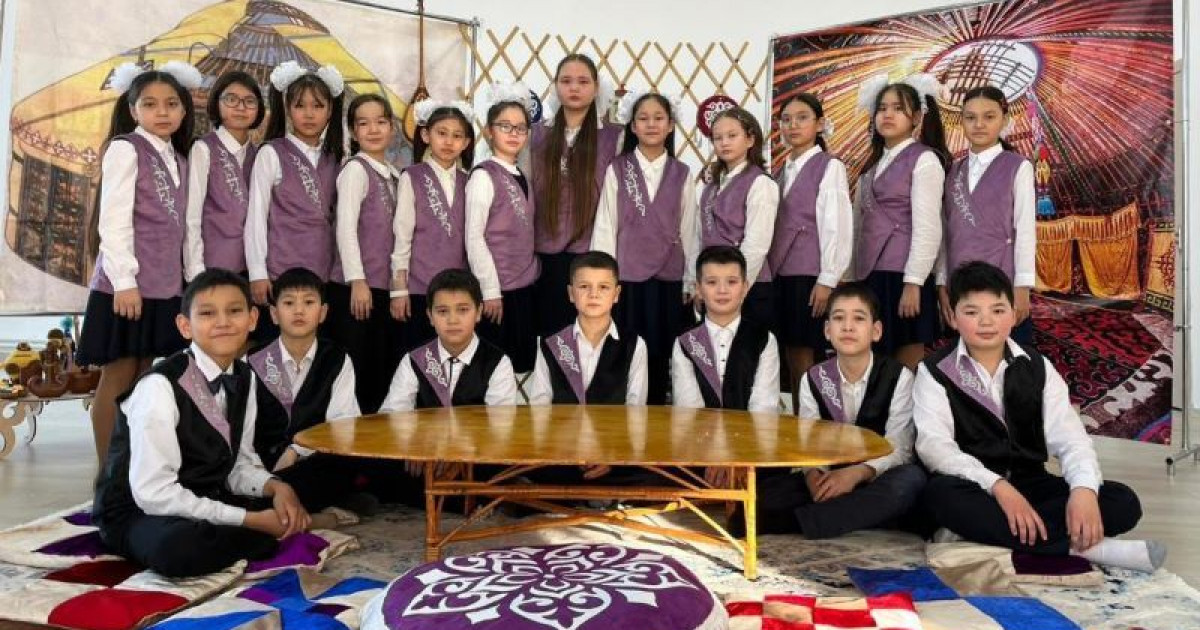 Атырау оқушылары мектеп формасын ұлттық киімге ауыстырған
