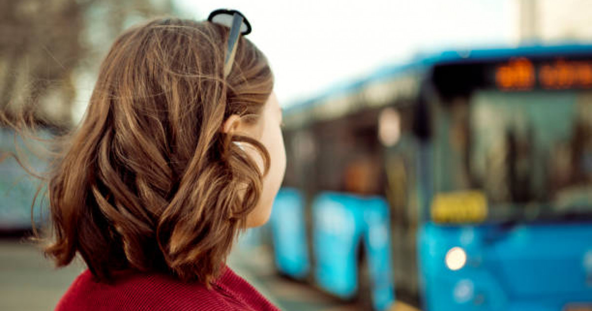 Автобуста ер адам телефонмен сөйлескен әйелді ұрып жіберді