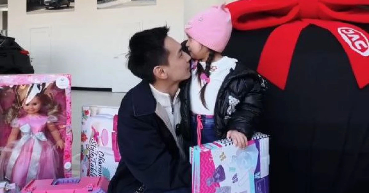 Блогер Дархан Жолшыбеков қызына көлік пен пәтер сыйлады