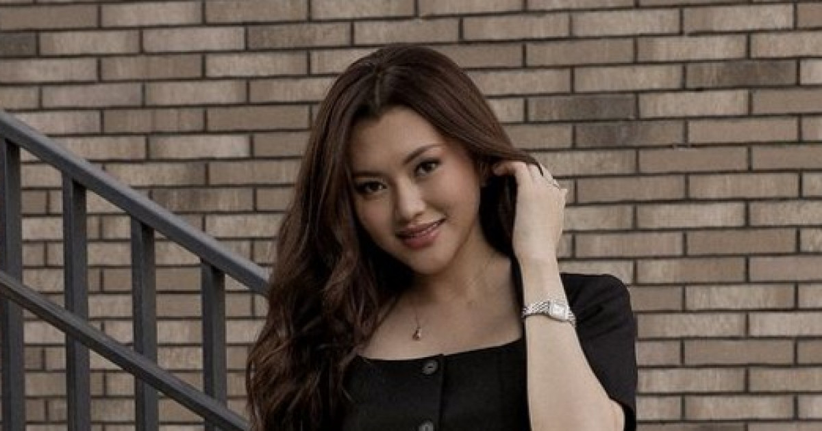 «Ішкі жарамды жасыру үшін жылтырақ кидім»: әнші Ерке Есмахан жан сырын ақтарды