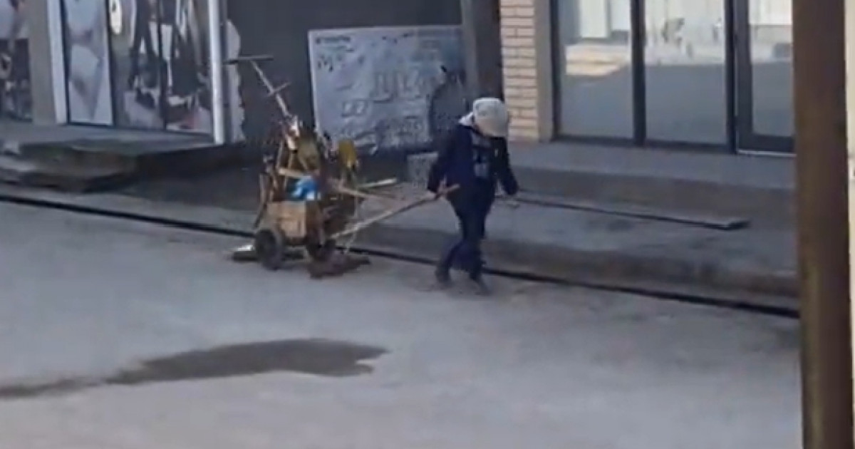 Құжатым жоқ, мектепке бармаймын: Әлеуметтік желіде ауыр жұмыс істеп жүрген баланың бейнежазбасы тарады