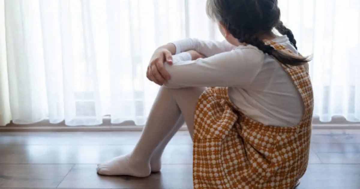 Көршінің 6 жасар қызы өгей ағасы тиісіп жүргенін айтты: анасы қайтыс болған