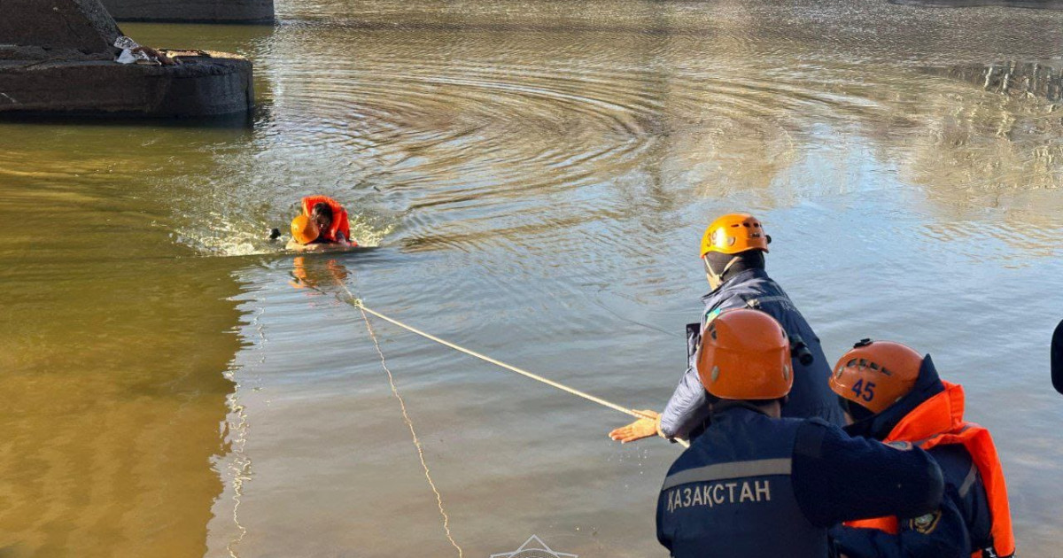 Оралда 21 жастағы қыз көпірден секіріп кетті (видео)