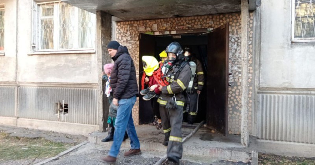 Өскеменде өрттен алты адам құтқарылды