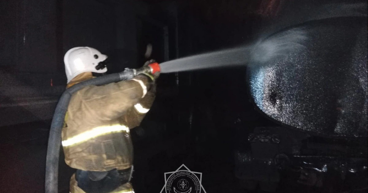 Өскемендік құтқарушылар 5 автокөлікті өрттен қорғап қалды