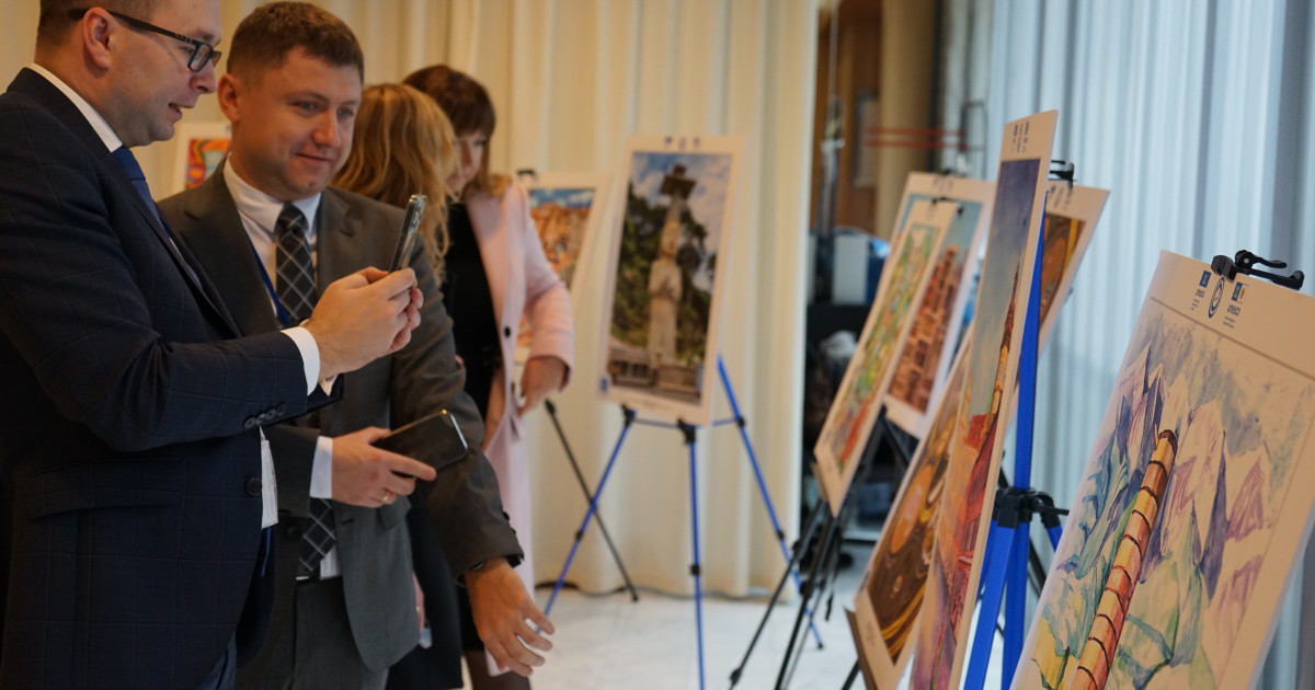 Парижде жас суретшілердің дүниежүзілік мұраға арналған көрмесі өтті