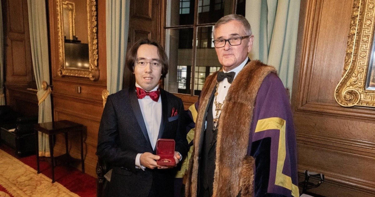 Рахат-Би Әбдісағин Лондонның Құрметті музыканттар қауымдастығының күміс медалін иеленді