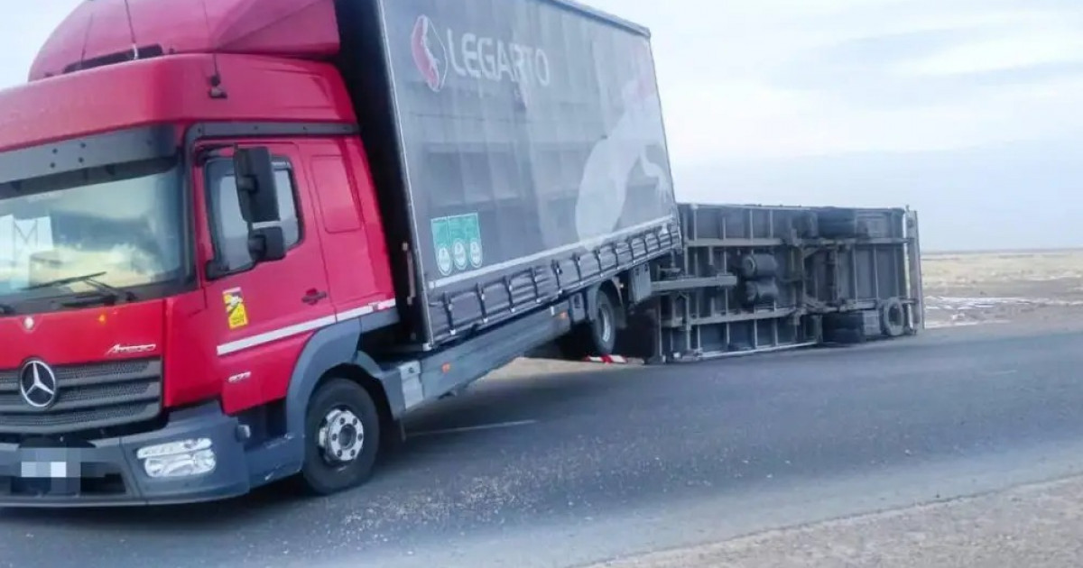 Абай облысында екпіні күшті желден жүк көлігінің тіркемесі аударылып қалды