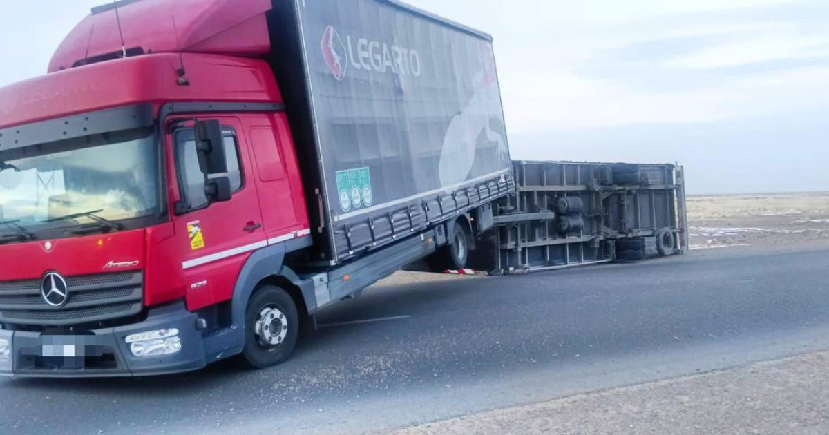 Абай облысындағы тасжолда қатты жел жүк көлігінің тіркемесін аударып жіберді