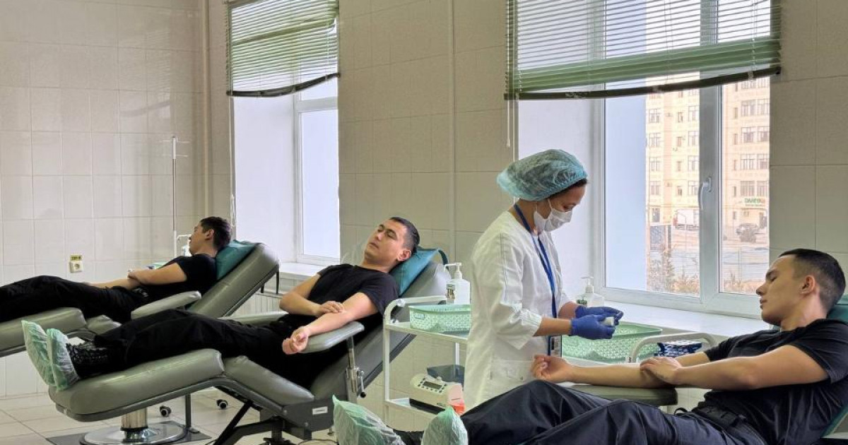 Ақтау гарнизонының әскери қызметшілері ұшақ апатынан зардап шеккен жолаушыларға қан тапсырды