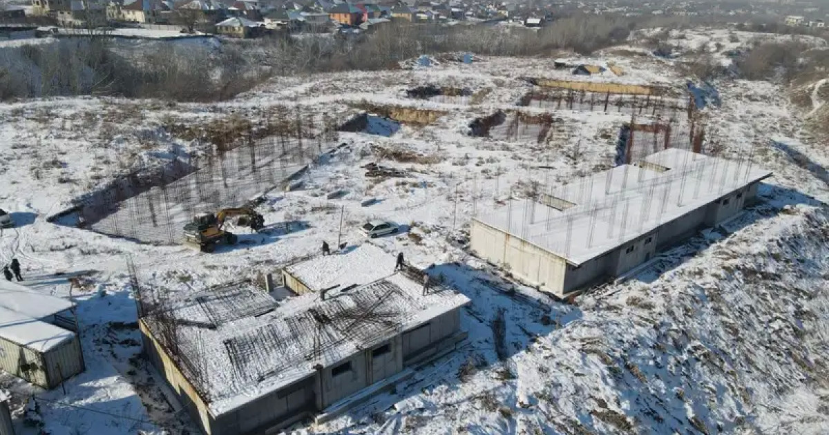 Алматыда тағы бір заңсыз тұрғын үй кешені бұзылып жатыр
