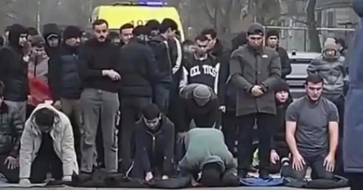 Алматыда жолды жауып, намаз оқыған 30 адам жазаланды