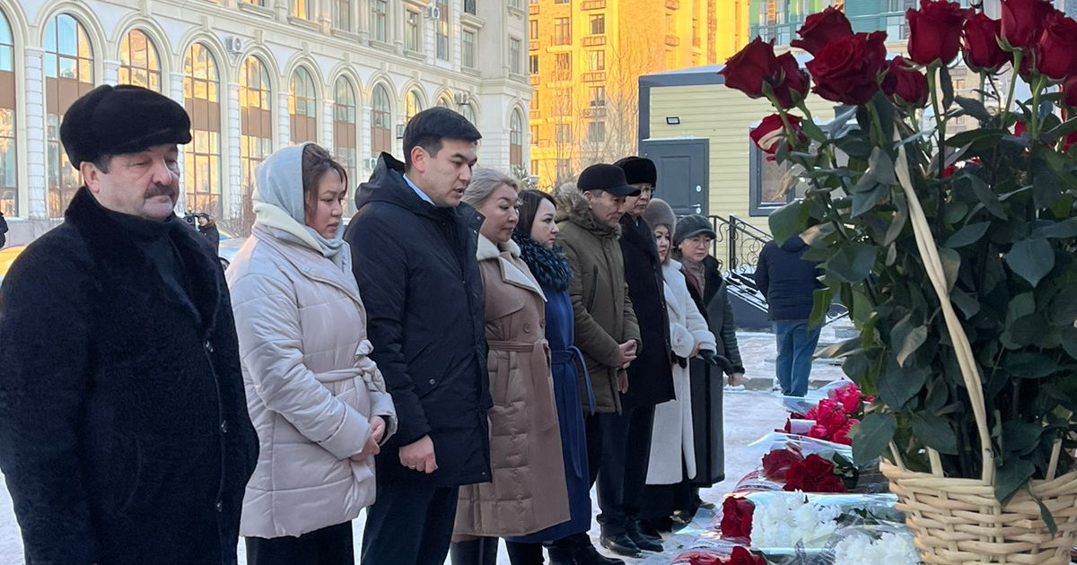 «AMANAT» партиясының мүшелері ұшақ апатынан қаза тапқан жандардың рухына тағзым етті